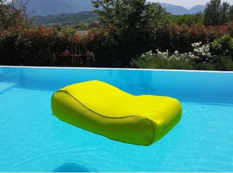 Lettino in tessuto galleggiante per utilizzo in acqua. Morbido relax!
