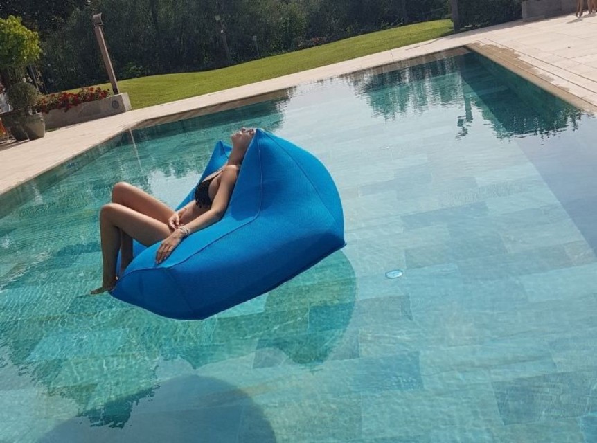 Poltrona galleggiante aqua turchese in tessuto