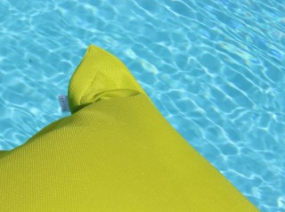 Cuscino galleggiante in tessuto giallo