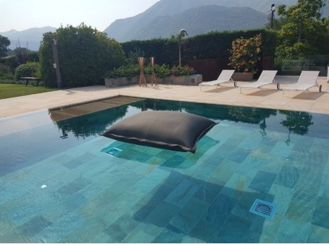 cuscino galleggiante in tessuto grigio