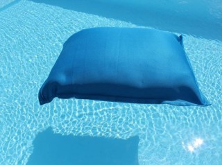 Cuscino galleggiante in tessuto turchese
