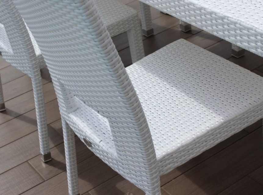 Tavolo da giardino in rattan bianco