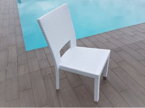 Sedia da esterno in rattan bianca