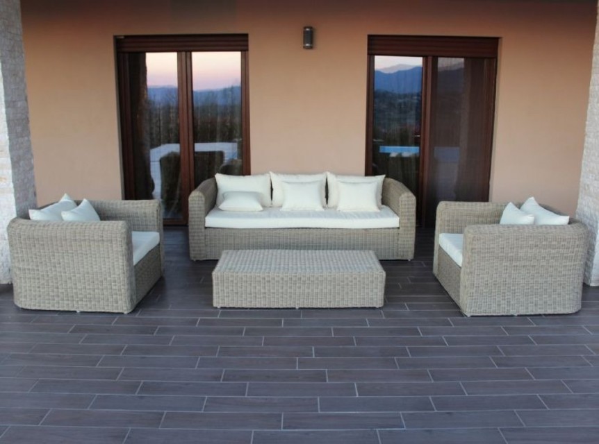 Salotto da esterno in fibra sintetica effetto naturale