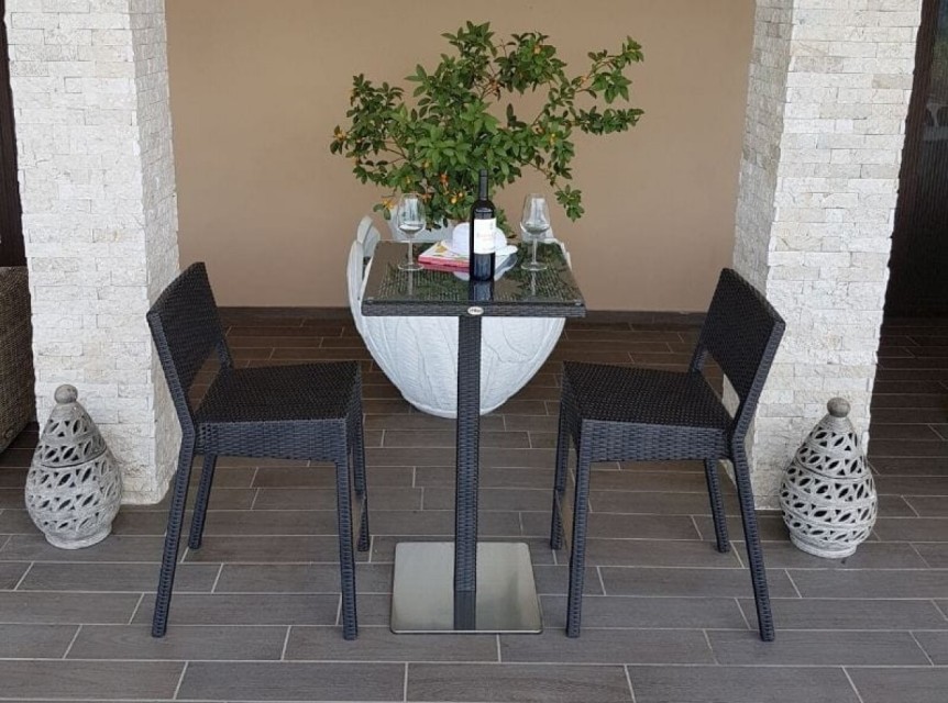 Sgabelli alti per esterno con tavolo