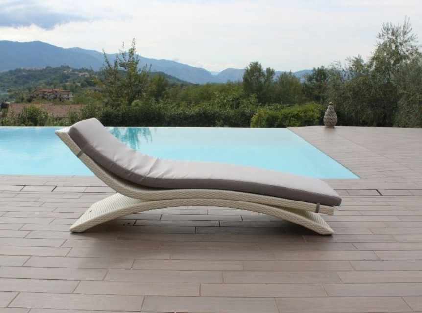 Sdraio di design in rattan bianco