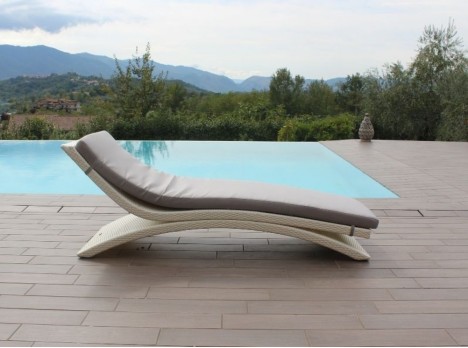 Sdraio di design in rattan bianco