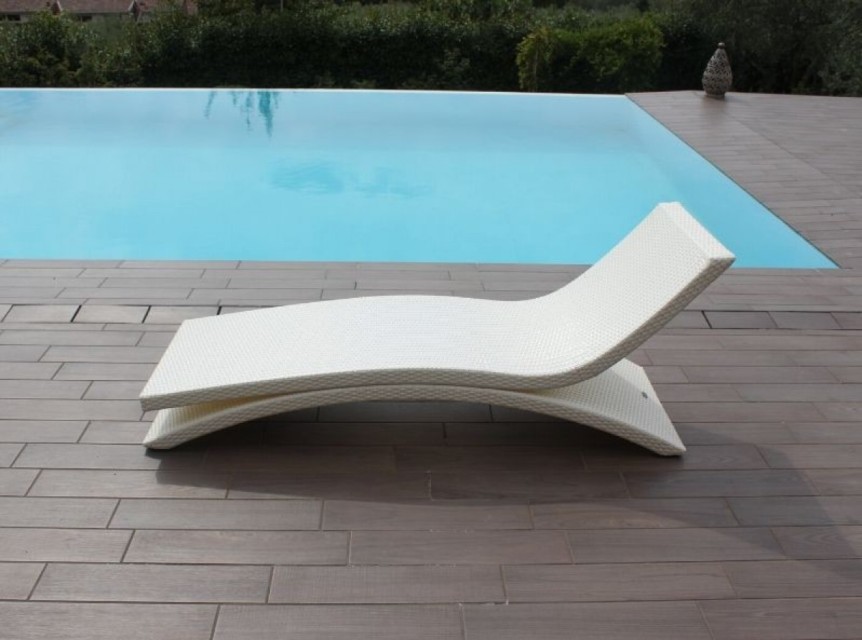 Moorea white lettino piscina design in polyrattan bianco