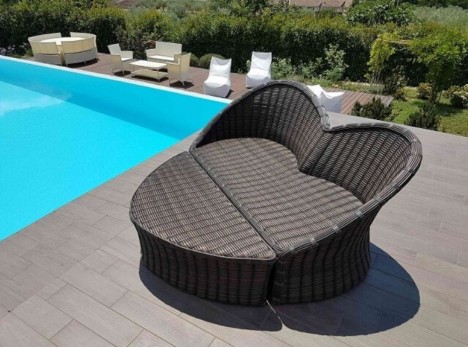 Divano da esterno con poggiapiedi