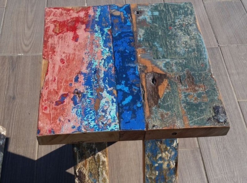 Tavolo con sgabelli in legno di barca