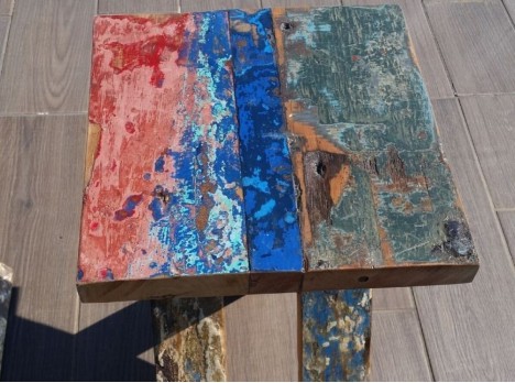 Tavolo con sgabelli in legno di barca