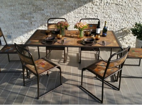Tavolo con sedie industrial in legno di barca