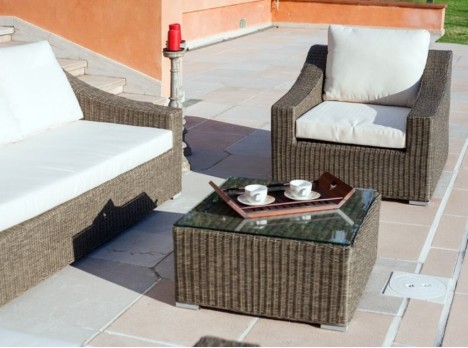 Ampie sedute per esterno in fibra sintetica