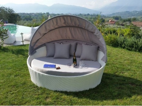 Divano con parasole bianco in rattan