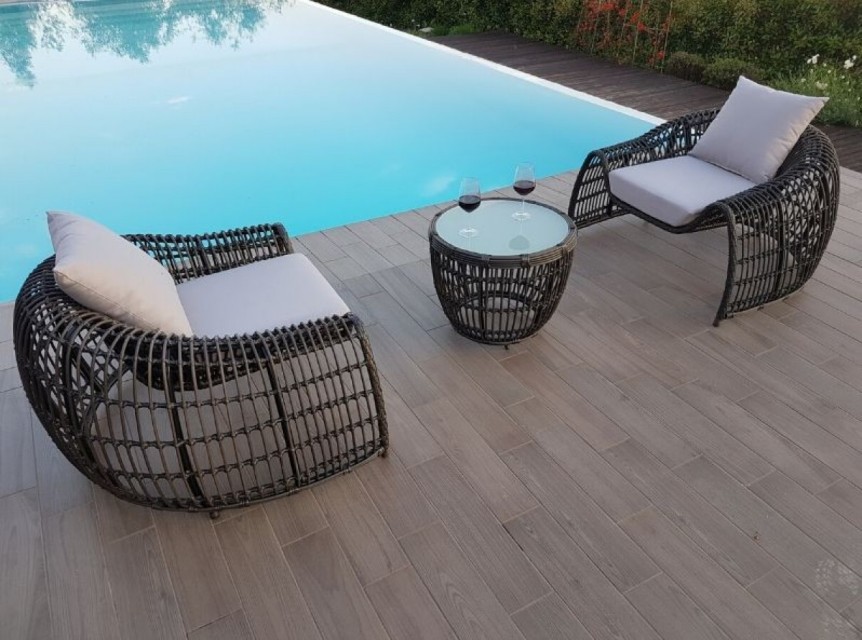 Tavolo con ripiano in vetro