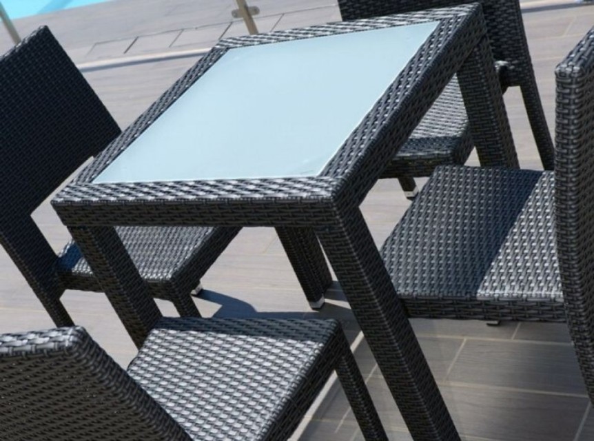 Tavolo per esterno con ripiano in vetro