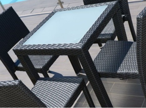 Tavolo per esterno con ripiano in vetro