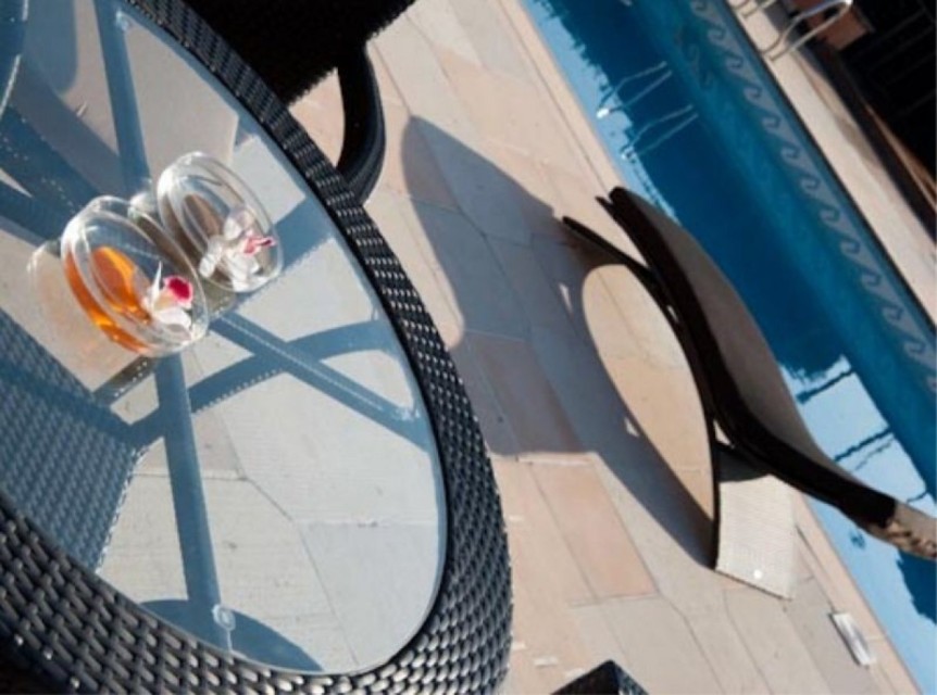 Lettino curvo di design in rattan