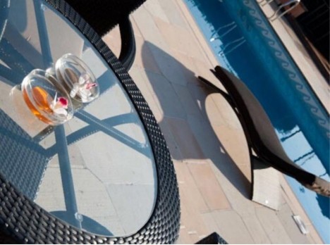 Lettino curvo di design in rattan