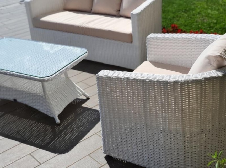 Poltrona da giardino in rattan bianco