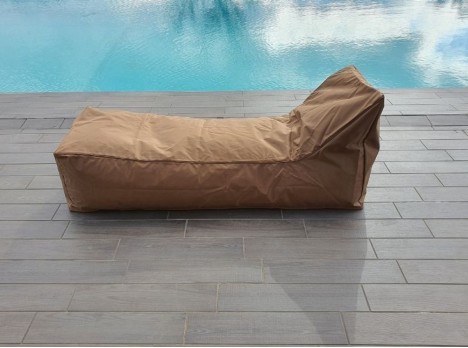 Lettino per esterno di design in tessuto morbido colore bronzo.