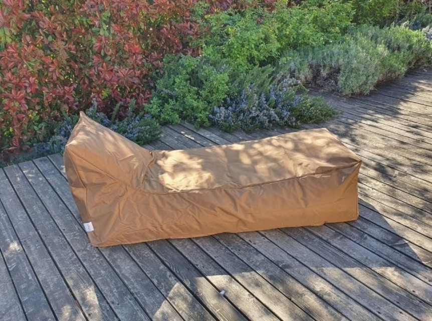 Lettino per esterno di design in tessuto morbido colore bronzo.