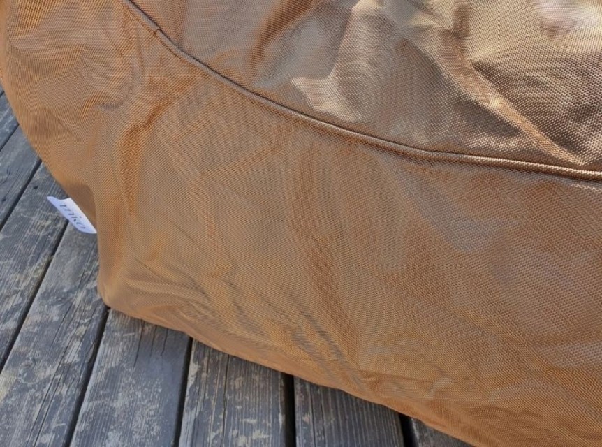 Lettino per esterno di design in tessuto morbido colore bronzo.