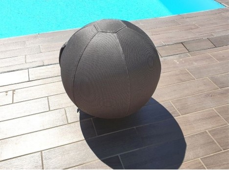 Palla pouf per esterno in tessuto colorato.Gioca, siediti e rilassati.