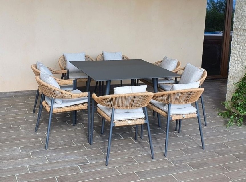 Tavolo quadrato otto posti