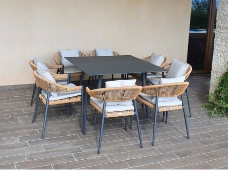 Tavolo quadrato otto posti