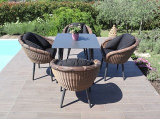 Tavolo da esterno intrecciato