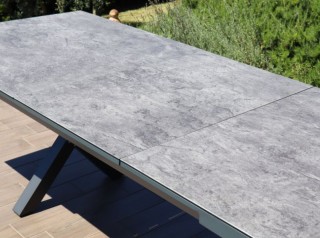 Tavolo da esterno in pietra sinterizzata