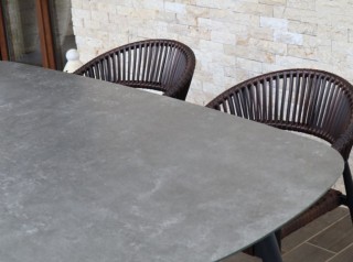 Tavolo per esterni in alluminio e vetro