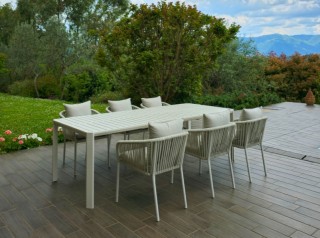 Tavolo e poltrone da giardino