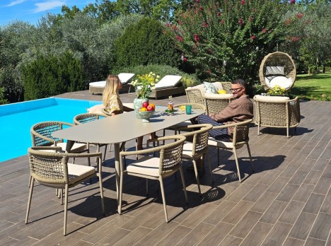 Tavolo in alluminio e poltroncine in corda da esterno