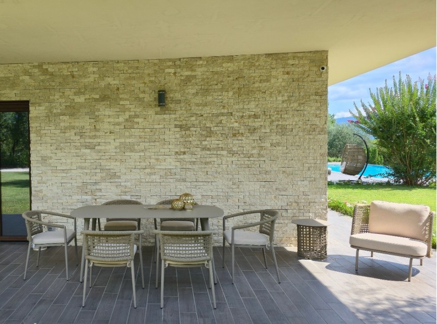 Tavolo con poltroncine per esterno