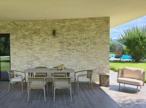 Tavolo con poltroncine per esterno