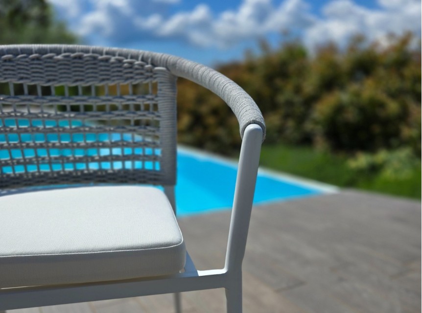 Poltroncina da giardino moderna in alluminio e corda