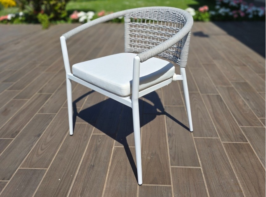 Sedia impilabile per esterno di design con braccioli