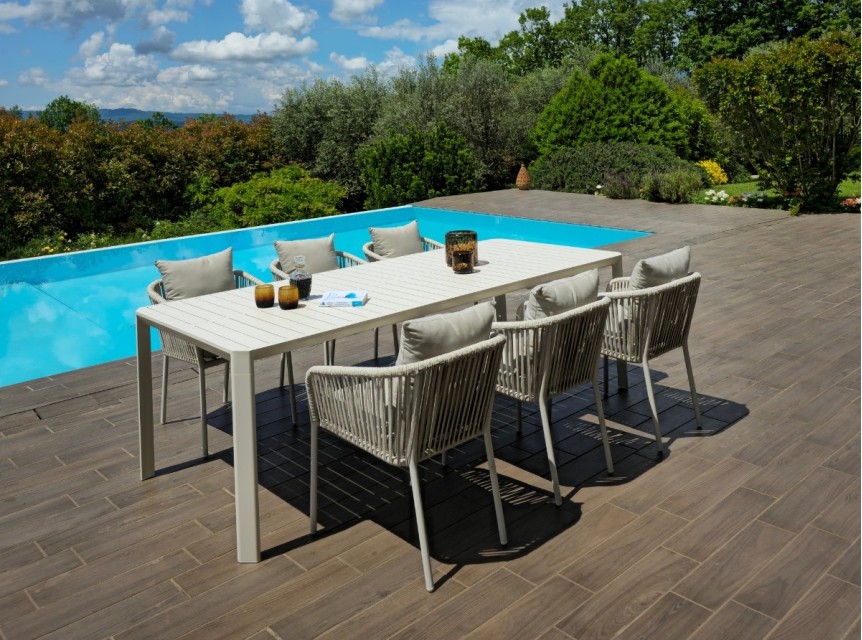 Tavolo e poltrone da giardino estensibile