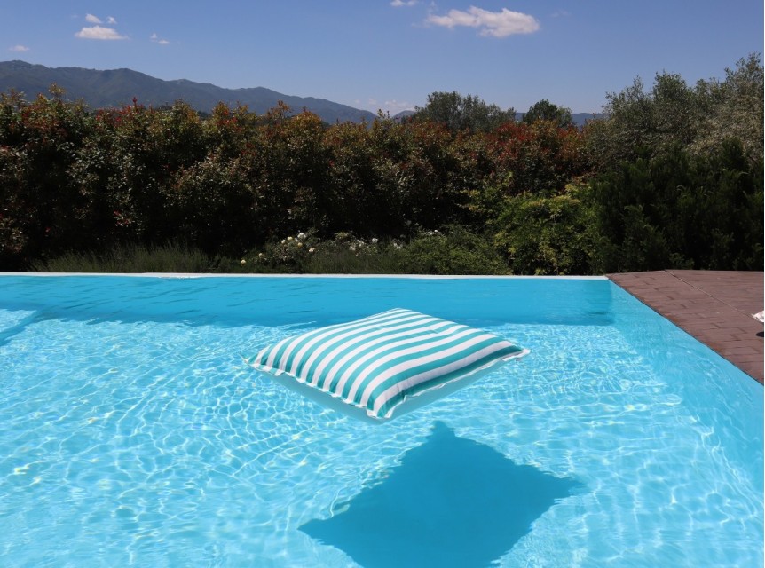 Cuscino galleggiante Aqua Bloom a strisce