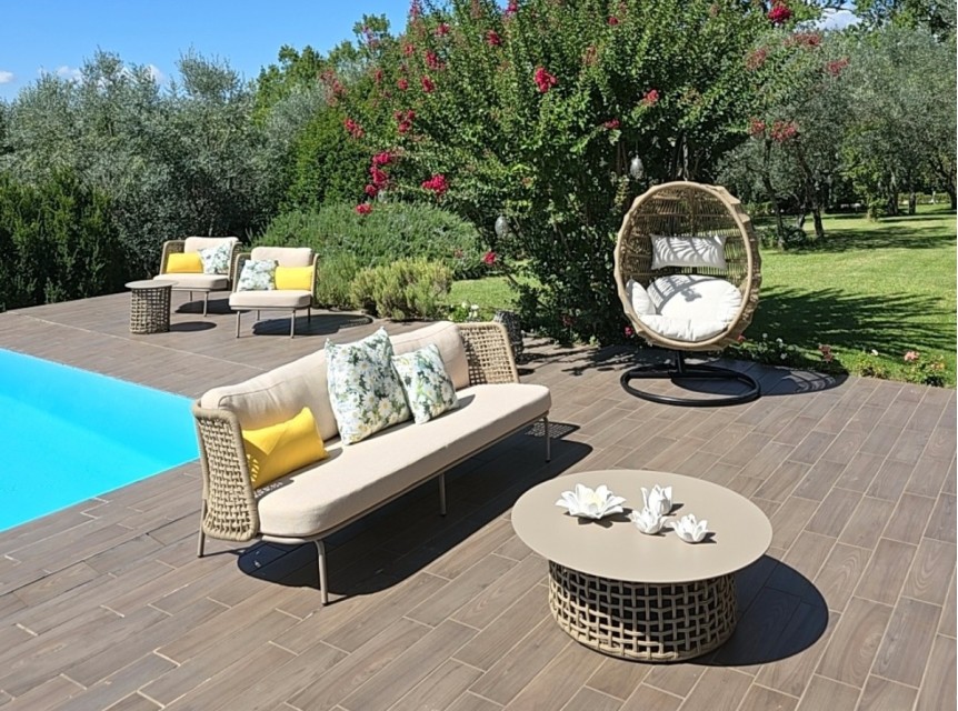 Design essenziale per ambienti outdoor moderni