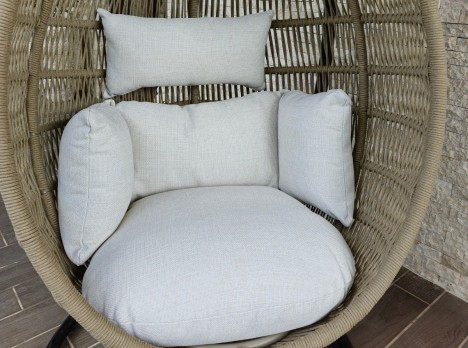 Seduta sospesa da esterno Titilla con struttura in alluminio