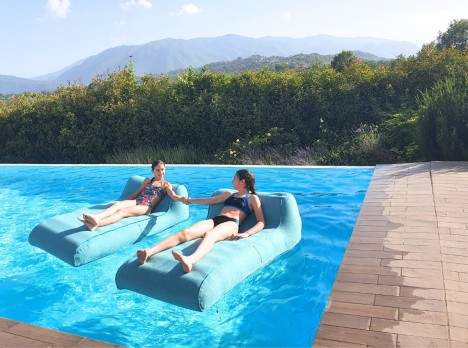 Lettini galleggianti che si uniscono