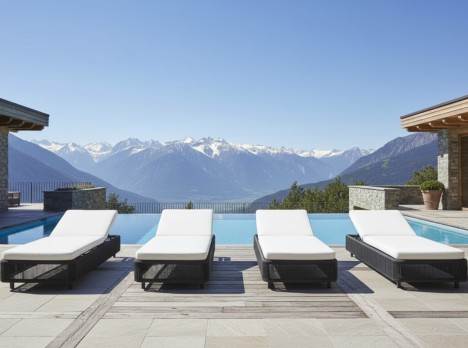 Lettino da piscina di design grigio scuro