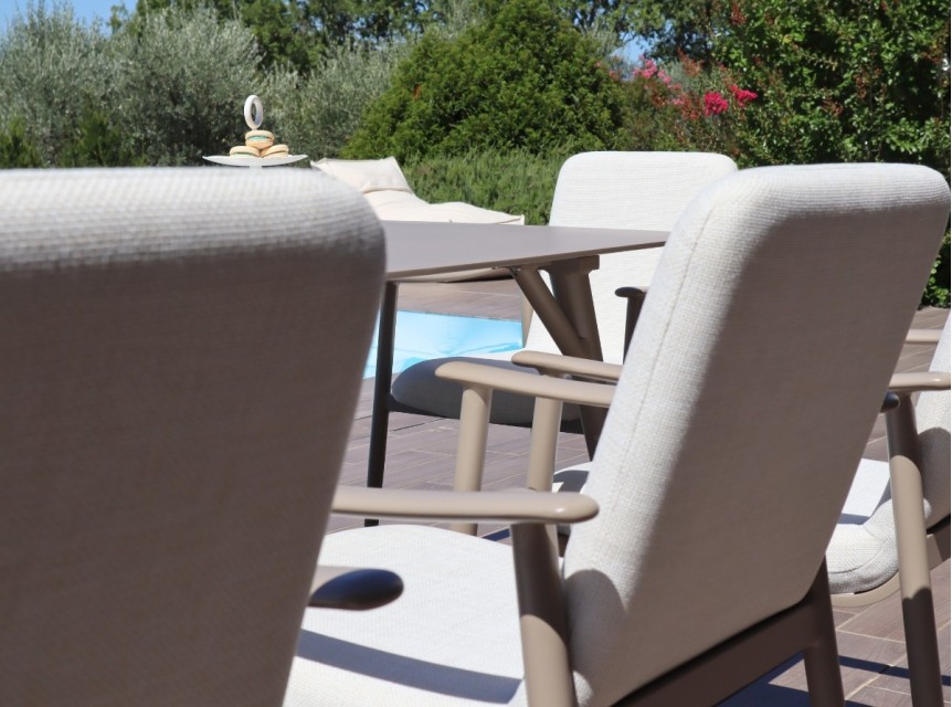 Tavolo per esterno di design con poltrone