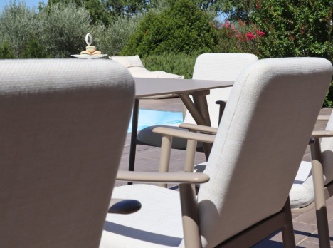 Tavolo per esterno di design con poltrone