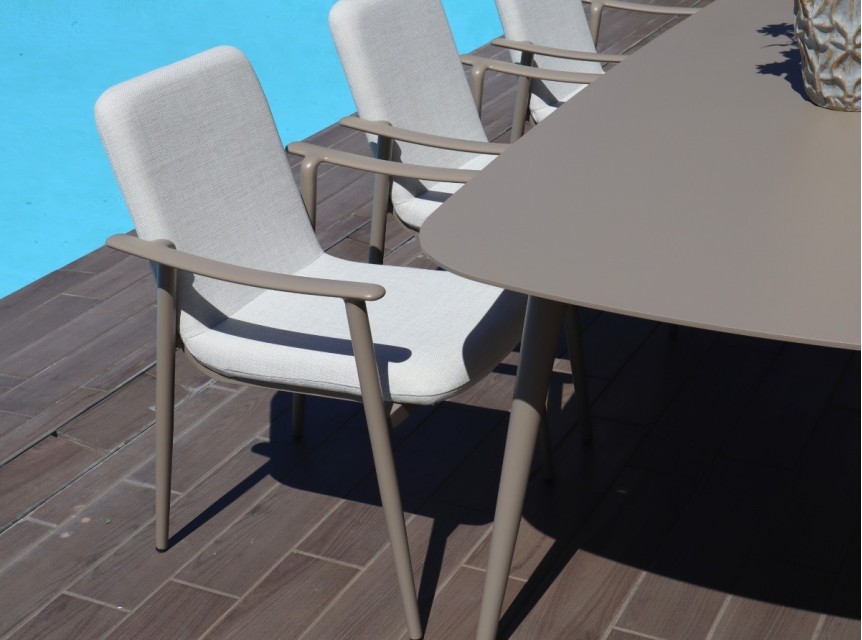 Tavolo moderno per esterno otto posti