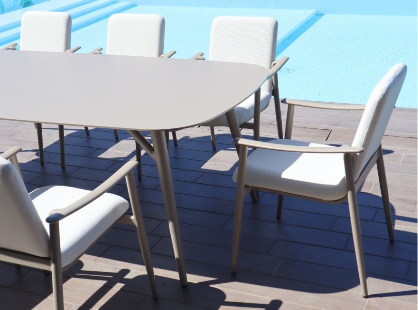 Grande tavolo da giardino di design