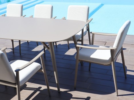 Grande tavolo da giardino di design